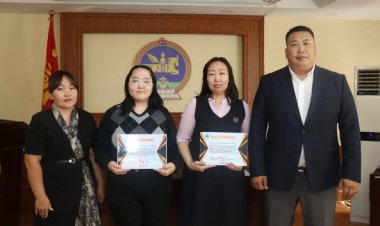 ЭЛСЭЛТИЙН ЕРӨНХИЙ ШАЛГАЛТАД АМЖИЛТ ГАРГАСАН БАГШ, СУРАГЧДАД ХҮНДЭТГЭЛ ҮЗҮҮЛЖ МӨНГӨН ШАГНАЛААР ШАГНАЛАА