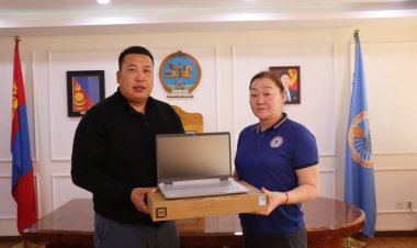 Ерөнхий боловсролын 3 сургуульд зөөврийн компьютер гардууллаа.