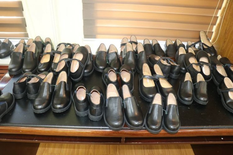 Ерөнхий боловсролын 1-3 дугаар ангийн хүүхдүүдэд Монголд үйлдвэрлэсэн стандарт Сурагч гутал бэлгэллээ.С