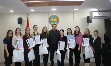 ЭРХҮҮ ХОТЫН БАГШИЙН ИХ СУРГУУЛИЙН ОЮУТНУУДЫГ ХҮЛЭЭН АВЧ УУЛЗЛАА