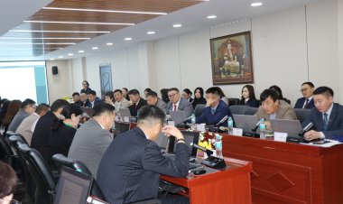 ДОРНОГОВЬ АЙМГИЙН ЗАМЫН-ҮҮД СУМЫН ИРГЭДИЙН ТӨЛӨӨЛӨГЧДИЙН ХУРЛЫН ЭЭЛЖИТ ДОЛООДУГААР ХУРАЛДААН ЭХЭЛЖ БАЙНА